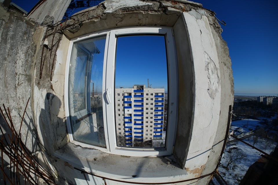    Часть стены дома поврежденного во время боевых действий в Мариуполе Александр ИВАНОВ