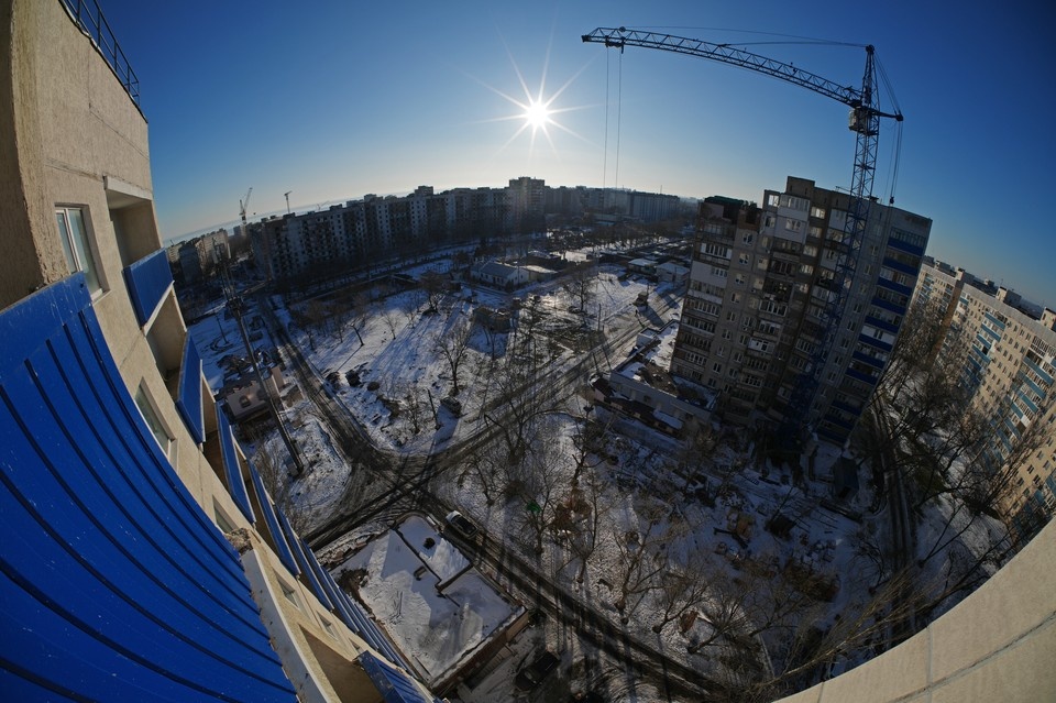    Восстанавливаемая многоэтажка на окраине Орджоникидзевского района в Мариуполе Александр ИВАНОВ