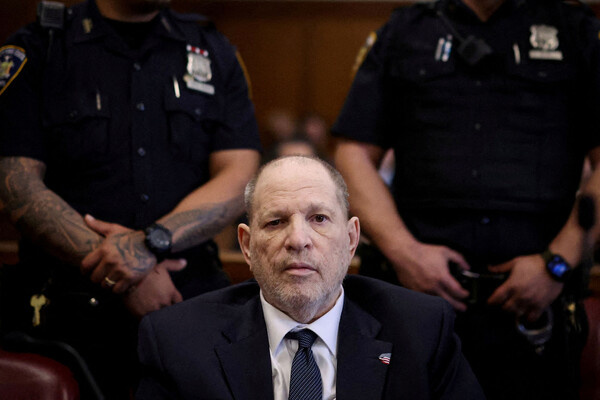 Бывший голливудский кинопродюсер Харви Вайнштейн на повторном слушании по делу о сексуальном насилии, Нью-Йорк, США, 29 апреля 2025 года / Brendan McDermid/Reuters   📷