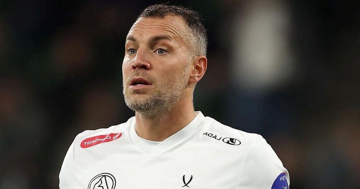 Красно-сине-бело-голубой Артем снова переобулся.