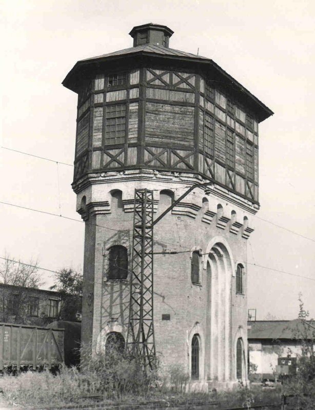 Водонапорная башня из дерева и кирпича