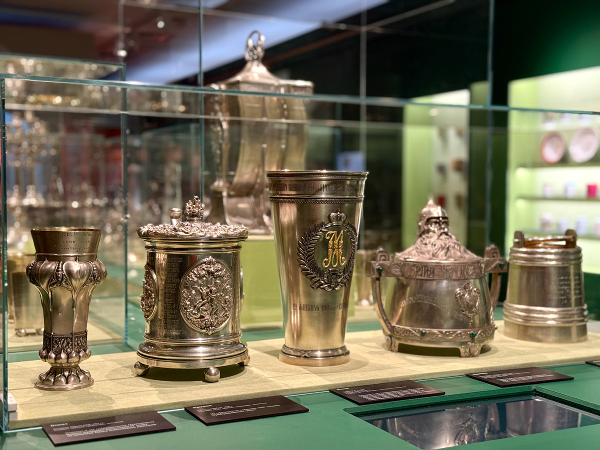 Слева-направо: бокал (подарок 3-му гренадерскому Перновскому Короля Фридриха-Вильгельма IV полку от капитана И.Н. Давыдова, кружка (из офицерского собрания лейб-гвардии Преображенского полка), стопа (подарок 6-му гренадерскому Таврическому Генерал-Фельдмаршала Вел. Кн. Михаила Николаевича полку от бывшего полкового командира полковника А. А. Зурова), братина (подарок 126-му пехотному Рыльскому полку от 125-го пехотного Курского полка к 100-летнему юбилею), сосуд в форме бадьи (подарок от города Сувалок 4-й конно-артиллерийской батарее к 100-летнему юбилею)