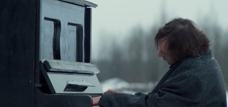    Петр сыграл в клипе на песню Shortparis «Яблонный сад». Фото: скриншот Shortparis «Яблонный сад»