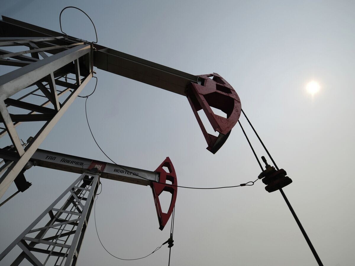    Нефтяной станок-качалка на месторождении нефти© РИА Новости . Илья Питалев