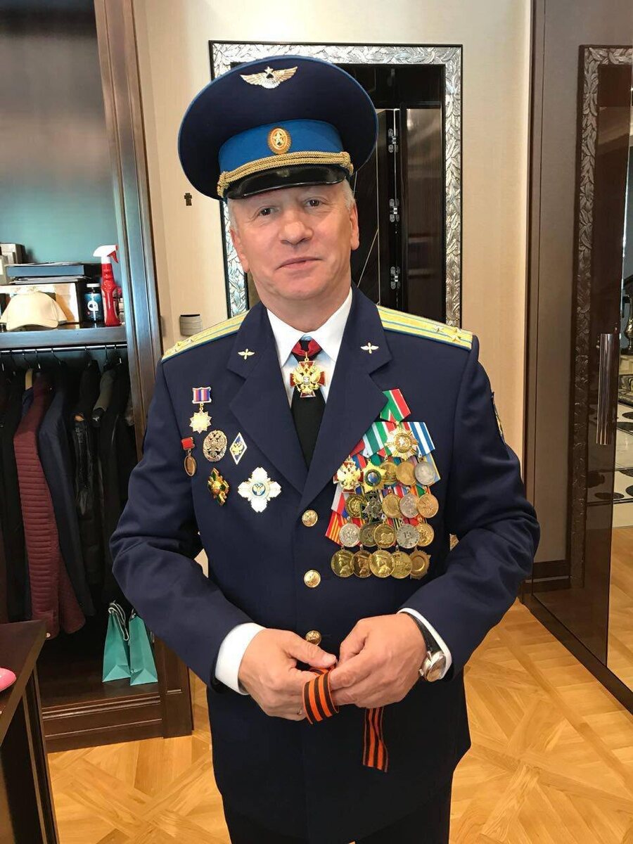 А сколько медалей! На колчаковских фронтах воевал? 