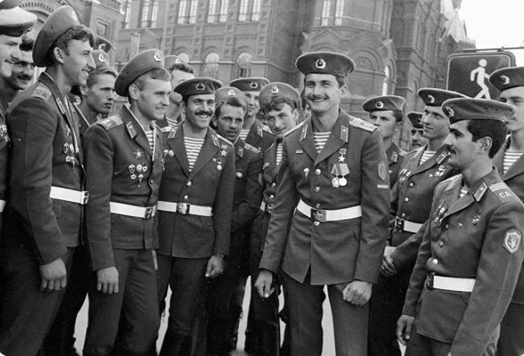 «Никто кроме нас!»: каких советских призывников брали в десантники