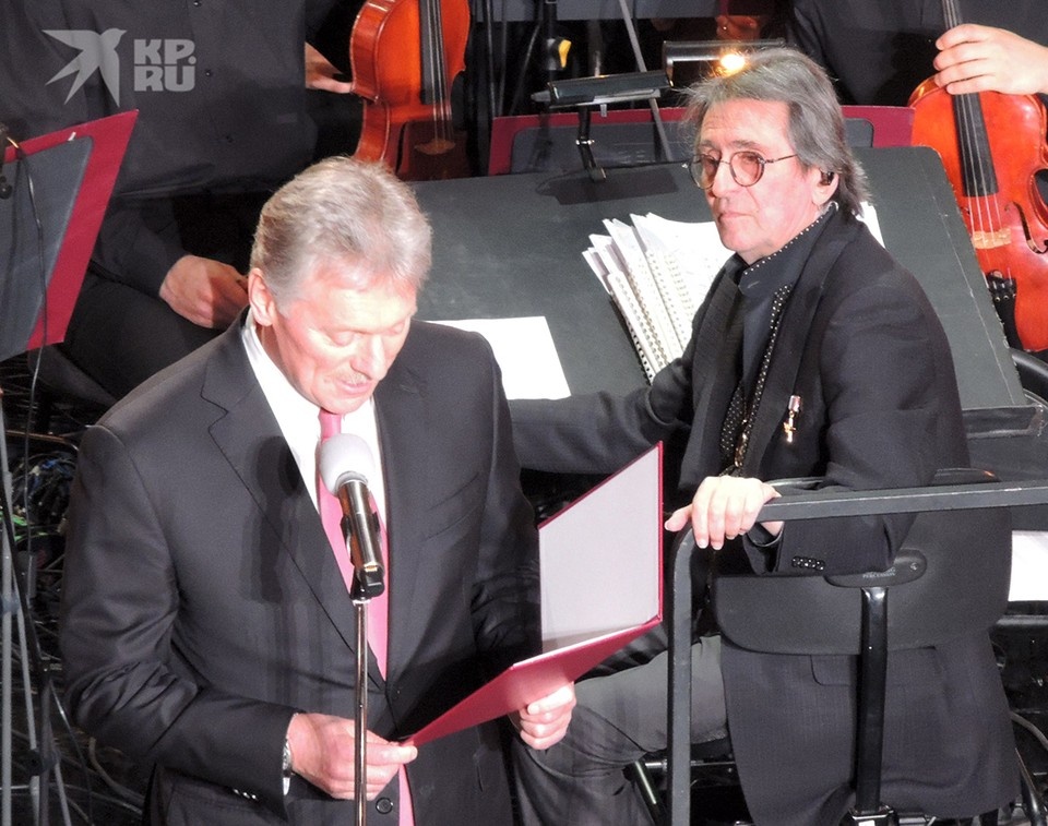    Дмитрий Песков прочитал поздравительную телеграмму Путина, за его спиной - народный артист СССР Юрий Башмет. Анастасия ПЛЕШАКОВА