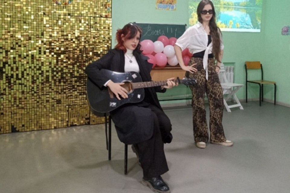    Учебный процесс не прекращается, а студенты и преподаватели находят силы для творчества и радости. Фото: Минтруд ДНР