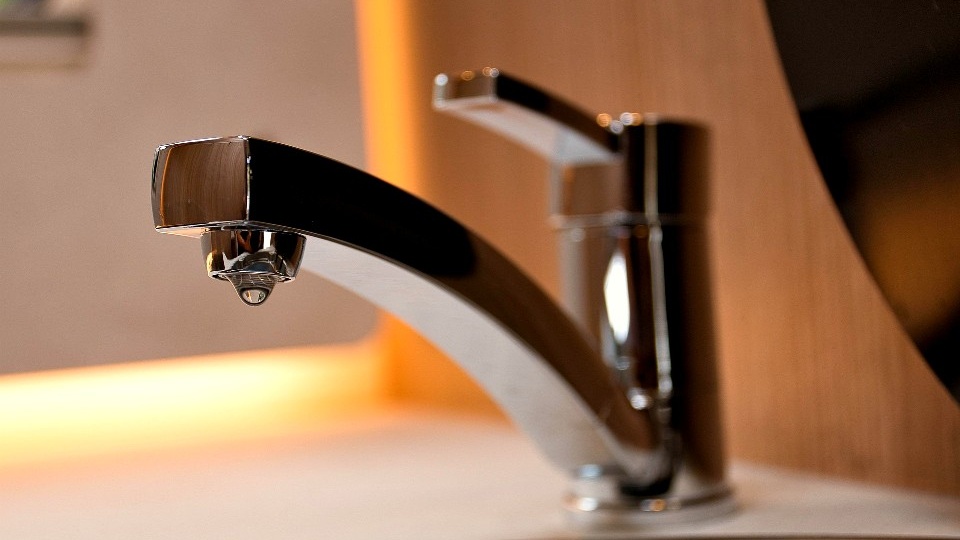 За ржавую воду из крана в квартире ответит управляющая организация: новый проект Правительства РФ