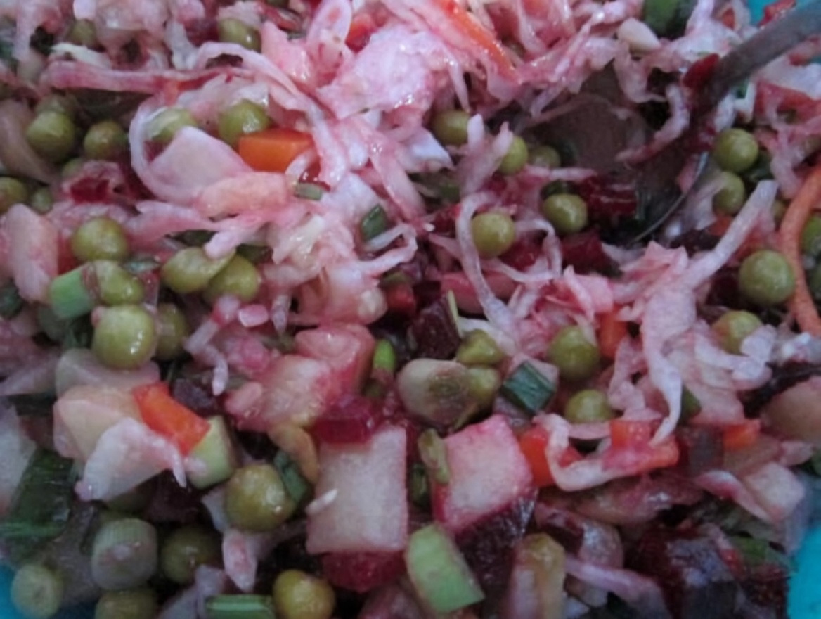 Моя вариация на тему винегрета. Главное – это вкусно. А вот и маленькая хитрость – чтобы свекла не окрасила все остальные ингредиенты, попробуйте смешать каждый из них с небольшим количеством масла перед тем, как соединять все в одной миске.