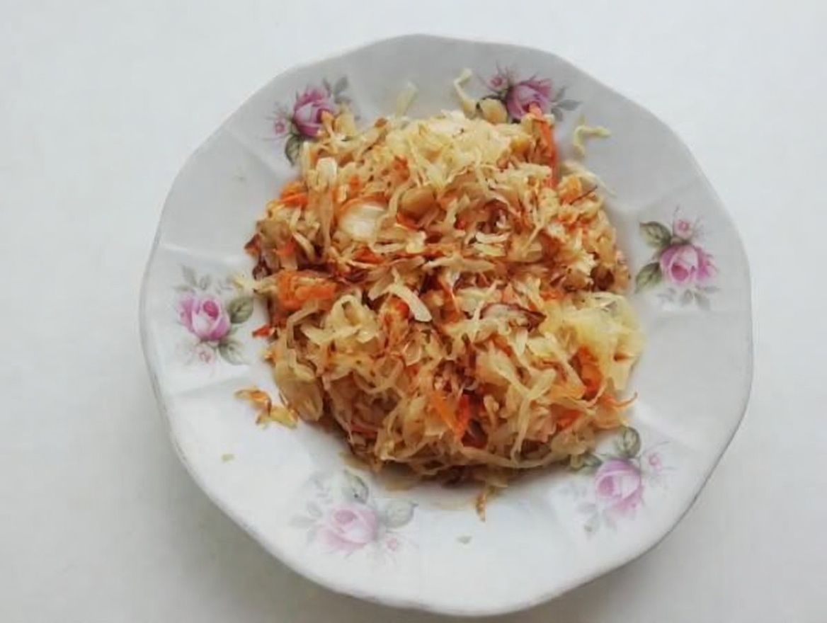 А вот и моя тушеная капуста. Томат-паста закончилась, использовала кетчуп, поэтому капуста получилась бледноватой на вид. Но вкусной.