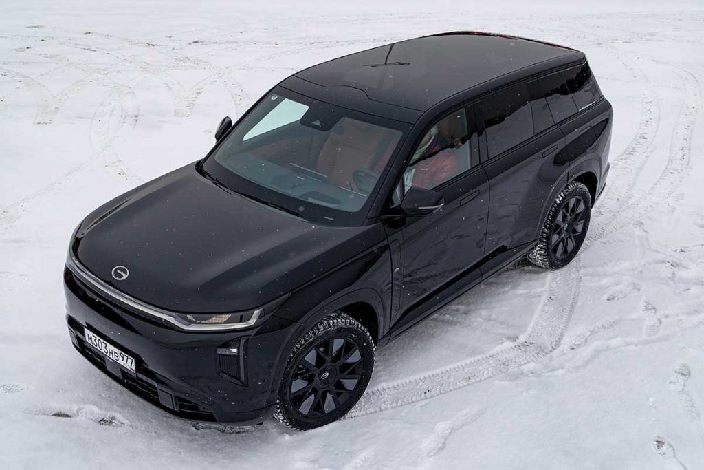 Полный привод, плоское днище и клиренс 200 мм обеспечивают машине неплохую для кроссовера проходимость.