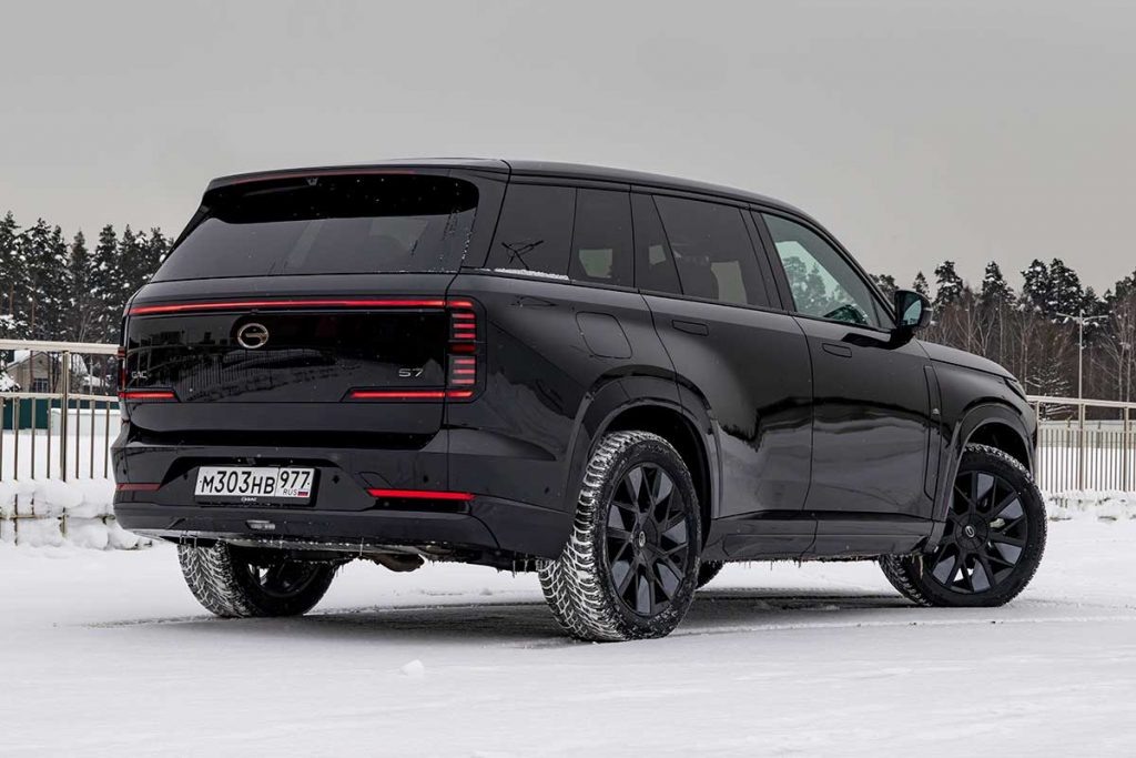 По задумке дизайнеров, бегущий свет задних поворотников символизирует северное сияние. А вот расположенный под бампером фонарь заднего хода плохо различим.