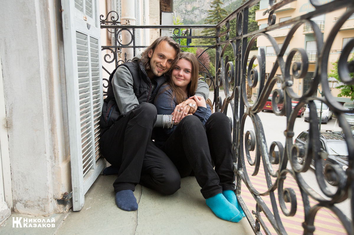 На балконе гостиницы в Тенд. Я и Катюша. 