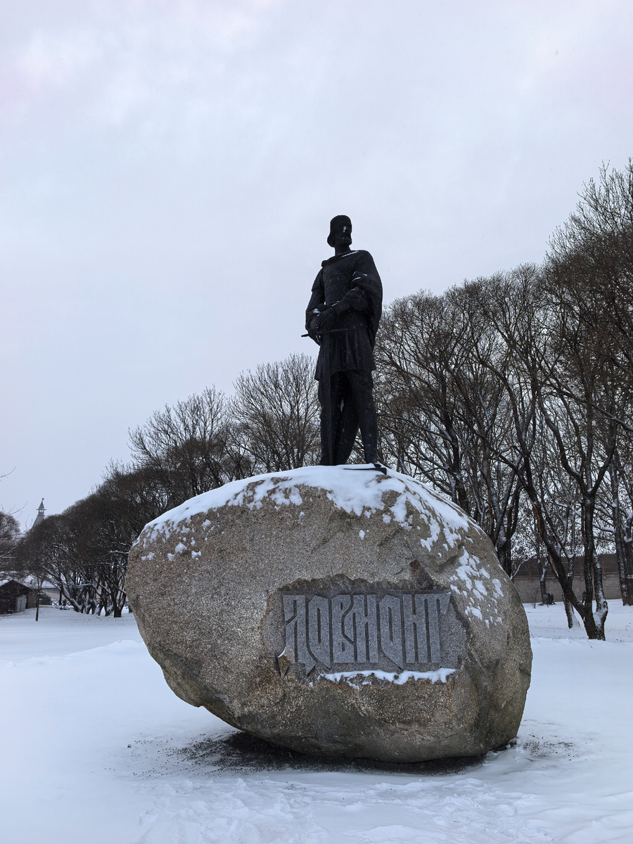 Памятник установлен в сквере между улицей Леона Поземского и Советской набережной 