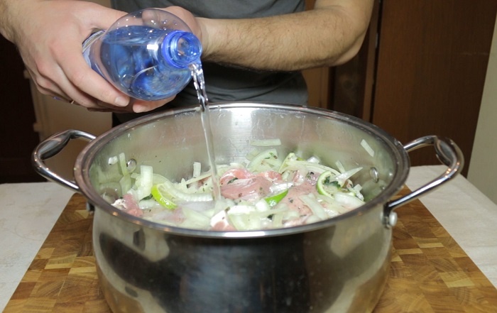 Добавьте минералку в кастрюлю с мясом и луком. / Фото: drive2.ru