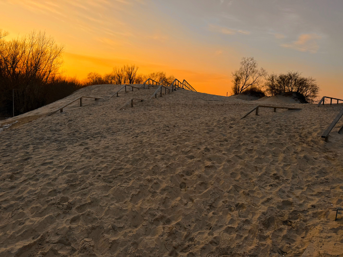 Весной я пришла гулять и обнаружила, что дюны провели капитальный ремонт: убрали всё лишнее.
