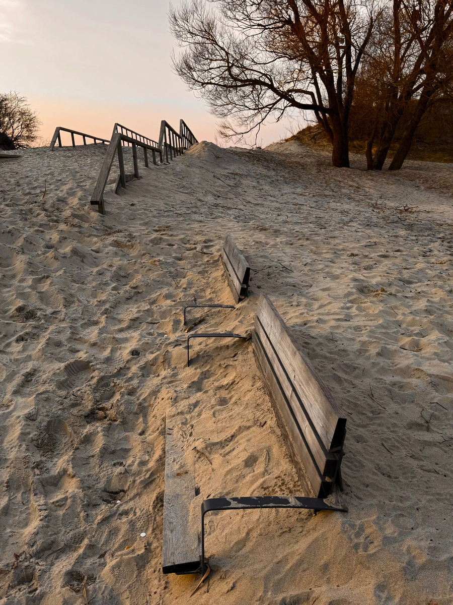 Песок решил, что деревянные дорожки — это просто гарнир к зиме.
