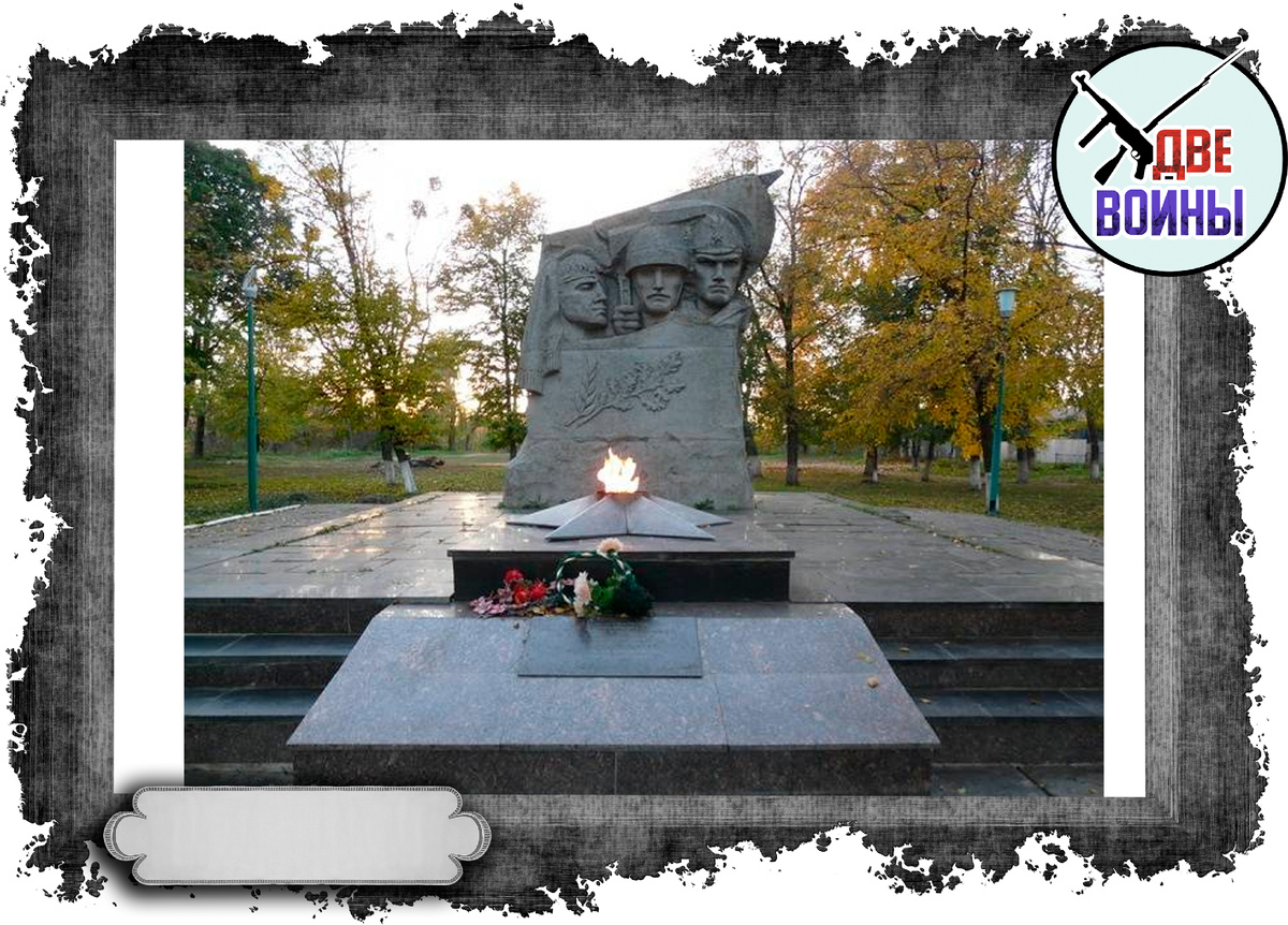 Памятник героям. Фото в свободном доступе.