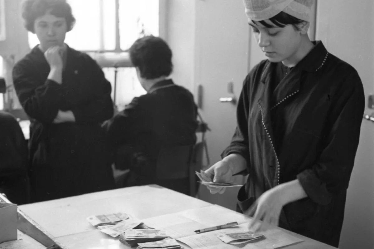    Выдача зарплаты на Первом московском часовом заводе, 1967 год.