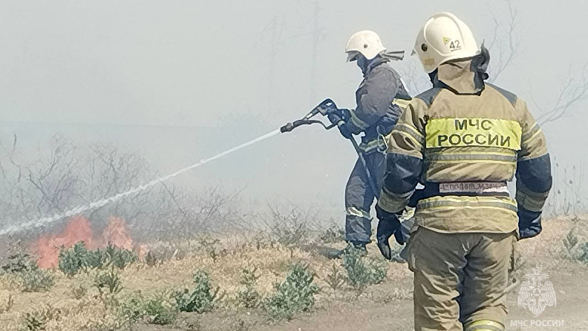    Открытое горение травы потушили в астраханском поселке – МЧС