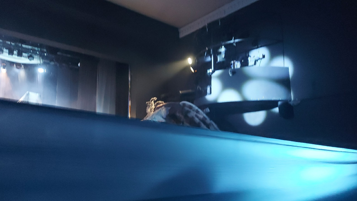 Вот так мы видели сцену, когда перед нами натягивали тряпку.