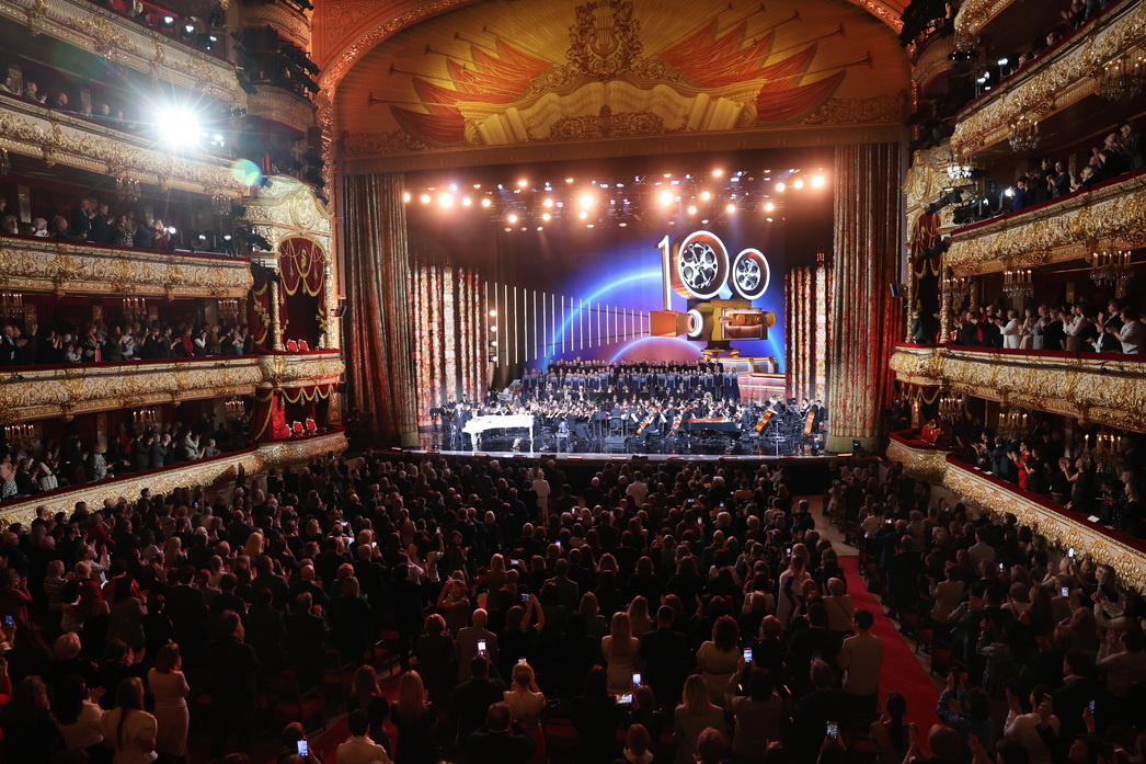 Театр уж полон! На сцене\слева, у рояля\ - Зацепин, которому исполнилось 100 лет.