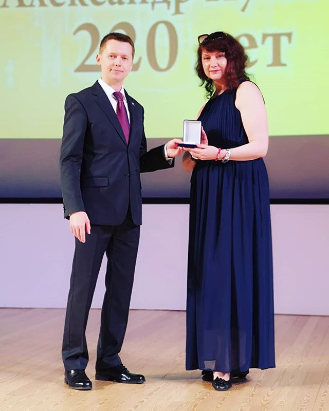 Президент Российского союза писателей Дмитрий Кравчук вручает медали и почетные грамоты поэтам и писателям на исторической сцене Центрального дома литераторов.