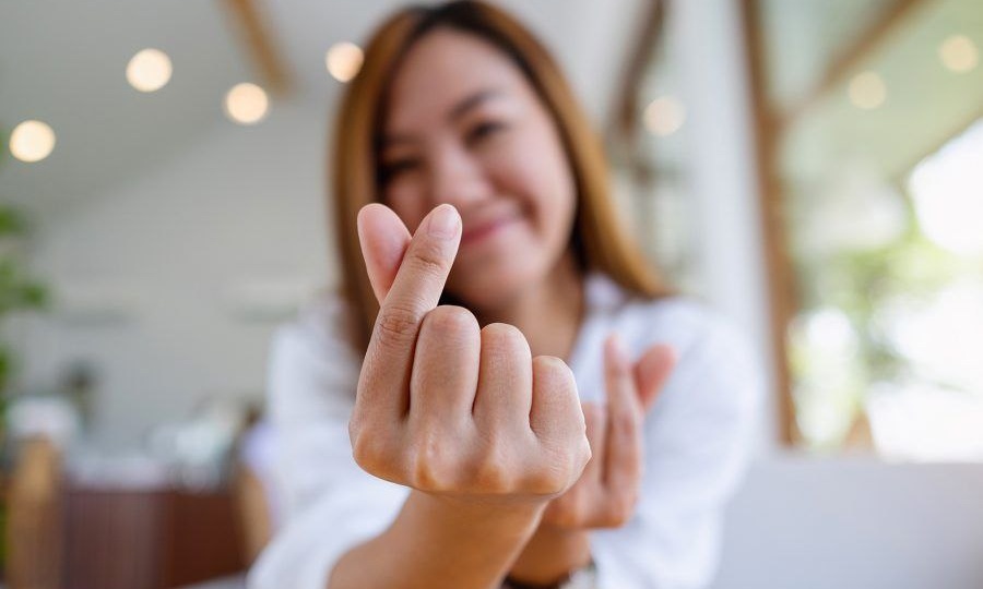Кто придумал корейский жест «сердце двумя пальцами» и в чем, собственно, его смысл