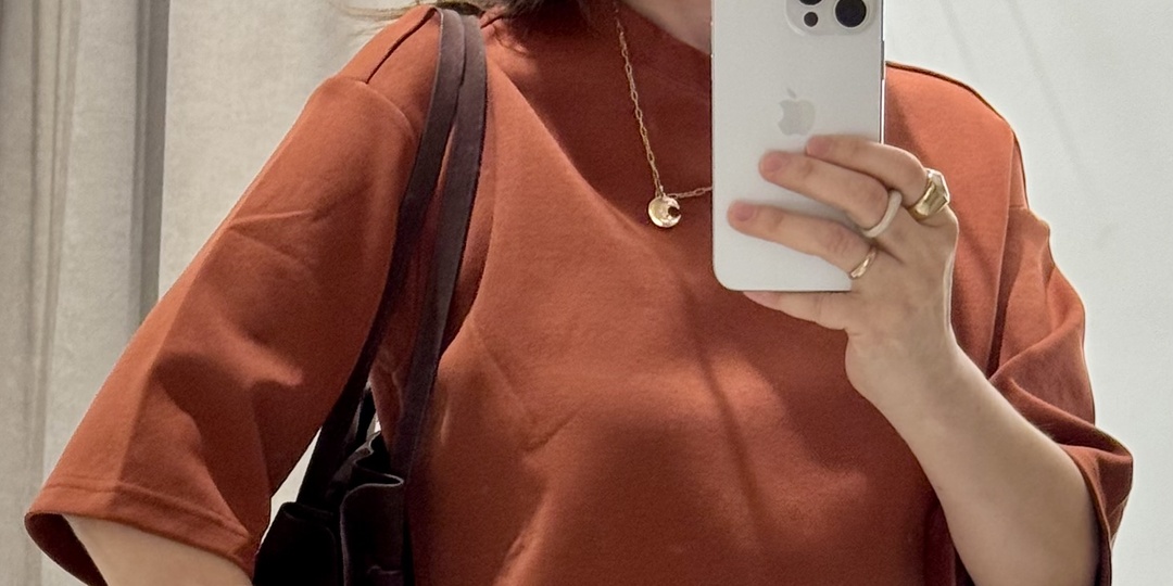 Новинки Zarina для яркой весны 2026: как носить юбку в горошек, мятный свитер и костюм цвета сочного апельсина.