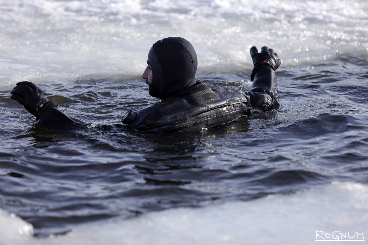    Учения по поиску и спасению людей с водных объектов в зимний период / Источник: Дарья Драй © ИА REGNUM