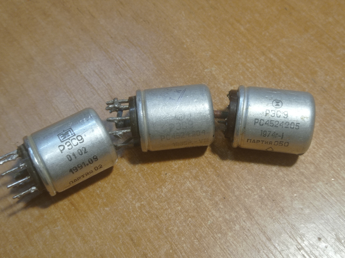 Корпуса одинаковые.