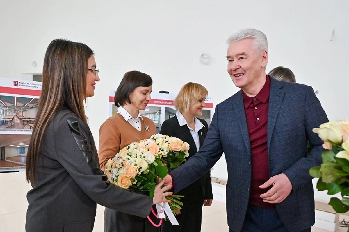    Сергей Собянин побывал в школе № 1619 имени М. И. Цветаевой накануне 8 Марта и поздравил женскую часть коллектива с праздником.