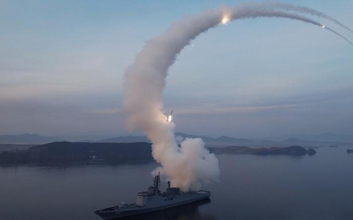 Пуск ракет с эсминца «Чвэ Хён». Фото © ЦТАК
