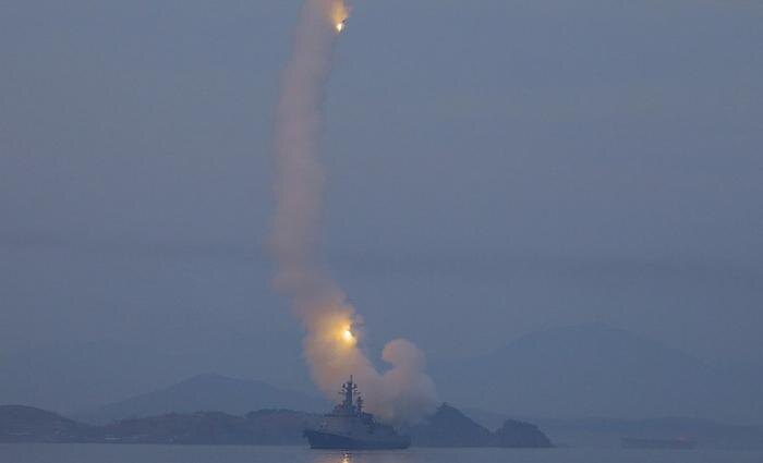 Пуск ракет с эсминца «Чвэ Хён». Фото © ЦТАК