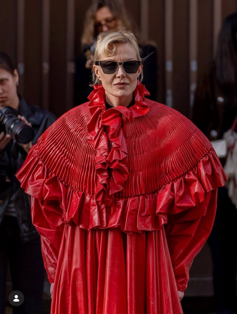    Один из фотографов выложил в сеть честное фото Ренаты на Парижской неделе моды. Фото: соцсети.