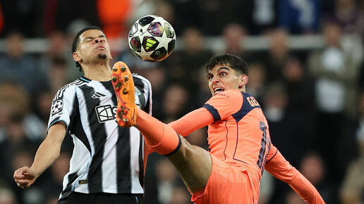 игроки Ньюкасла и Барселоны борются за верховой мяч