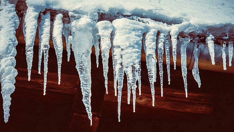    14-летнюю девочку увезли в больницу после падения наледи с крыши дома в Новосибирске