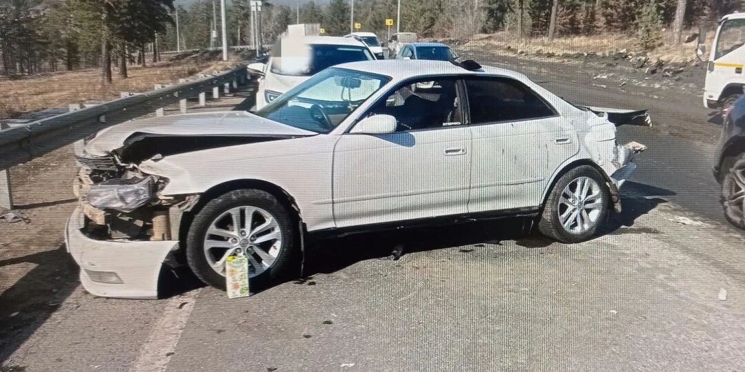 Водитель Toyota Mark II вылетел на «встречку» и врезался в кроссовер в Чите