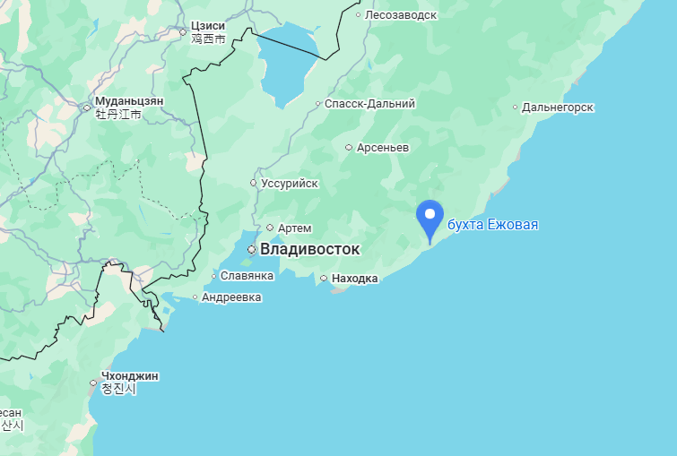  Бухта Ежовая на карте Приморья. Координаты для навигатора: 42.715194, 133.199738. Рядом — бухта Спокойная, куда можно доехать на машине и дальше пройти пешком.