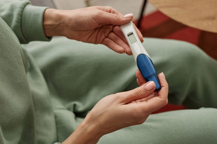    В 2032 году, когда генетический сертификат стал символом статуса, зачатие без него — привилегия немногих.