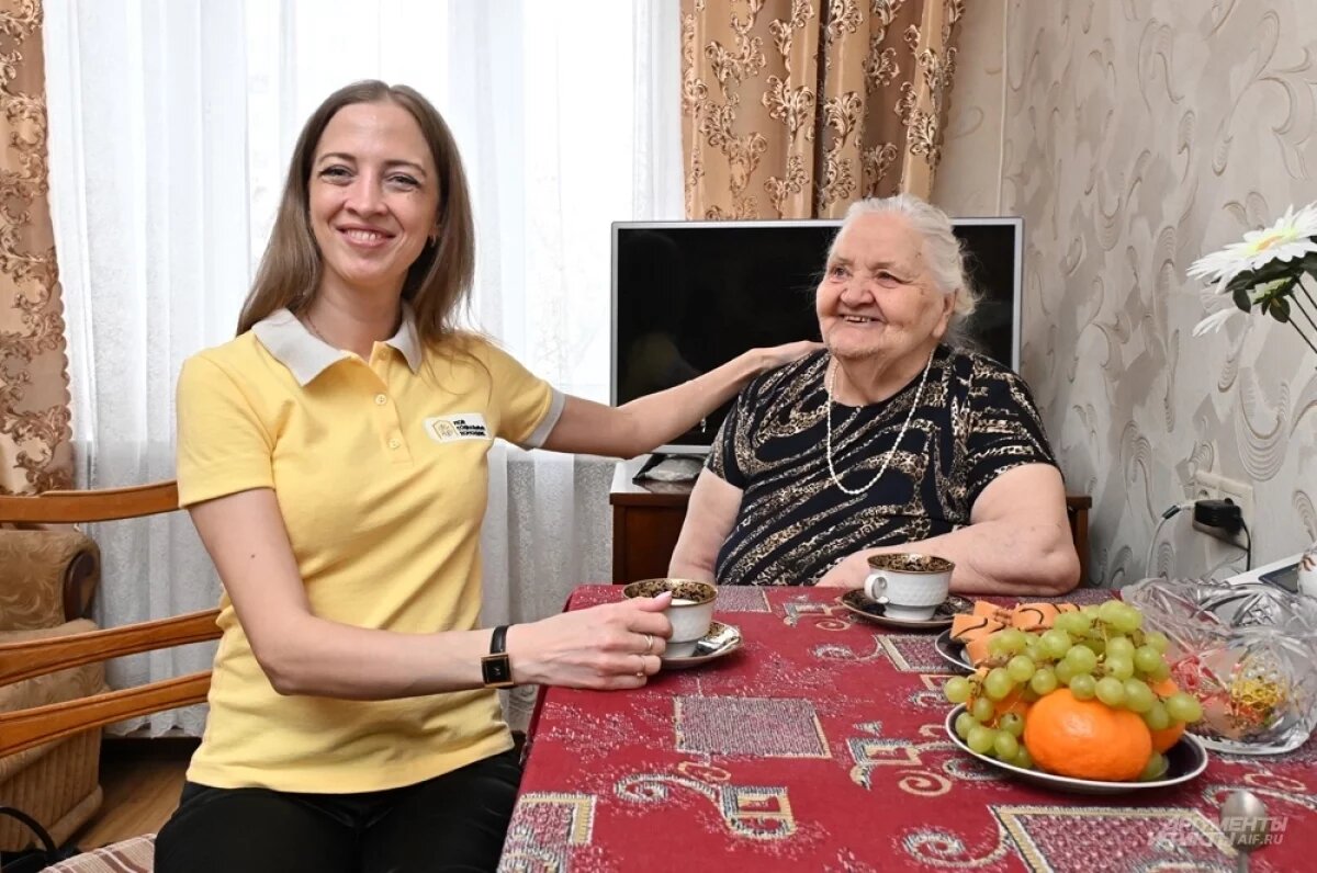    Своего социального помощника Юлию Клавдия Ивановна воспринимает как дочку. И та отвечает взаимностью: «Мы как родные».