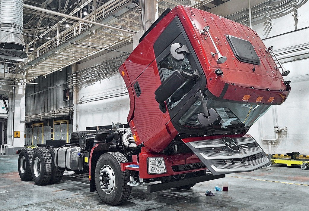 Кабина снабжена гидравлическим механизмом опрокидывания.