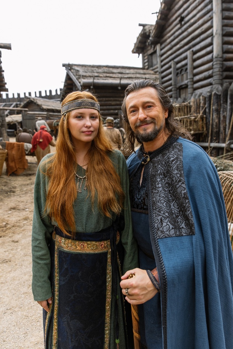    Аглая Шиловская (княгиня Улита) со своим экранным отцом Сергеем Безруковым (боярин Кучко) на съемках «Князя Андрея». Фото: Канал «Россия 1»