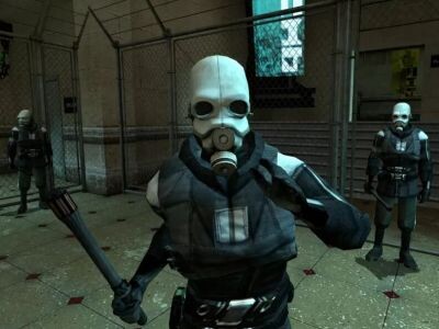    Не играйте. Сотрудник Valve оставил негативный отзыв на Half-Life 2