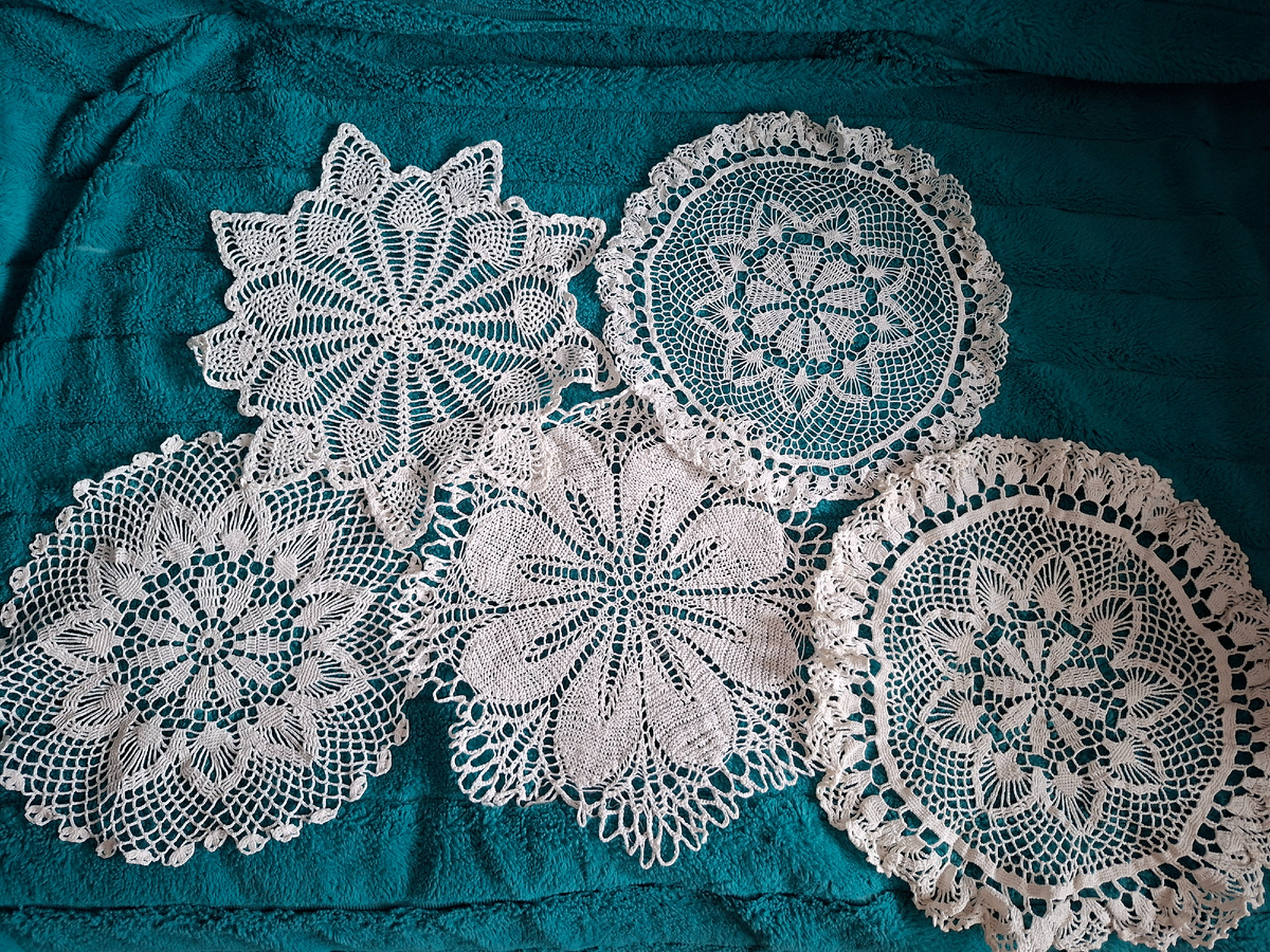 Салфетки до сих пор хранятся у меня, применения им нет. Квартира у меня тесная,  стелить их негде. Это лишь часть наследства.