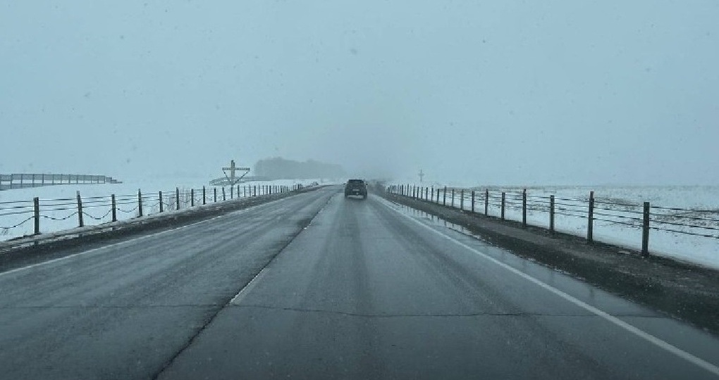 Снесенный балкон и перекрытые трассы: снежная буря обрушилась на Алтайский край 10 марта