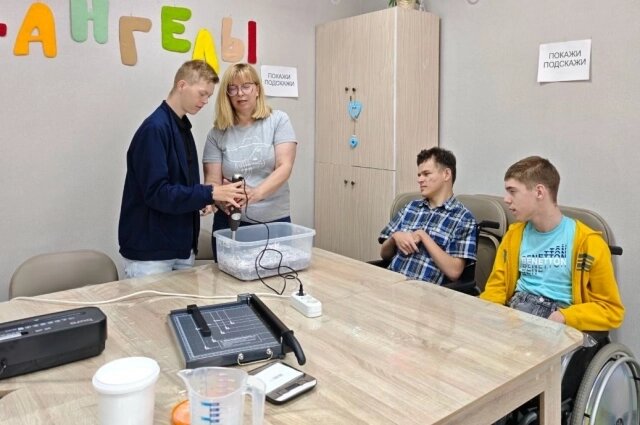    Педагог объясняет Диме (слева), Дане (второй справа) и Денису (крайний справа) технику создания специальной бумаги для будущих открыток. Фото: Из архива/ ТРОО "Дети-ангелы"