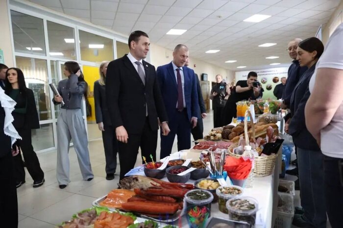 Губернатор дегустирует местную продукцию / фото: телеграм-канал Дмитрий Демешин