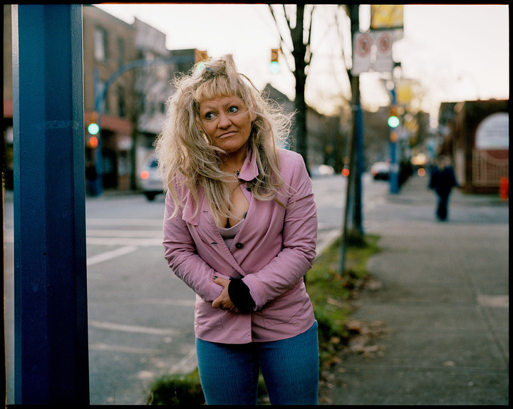     Неизвестная женщина на Даунтаун-Истсайд, Ванкувер, улица Хейстингс. Фото: неизвестный автор/Викисклад